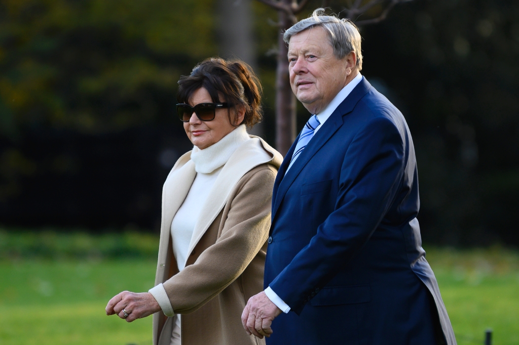 Former US first lady Melania Trump announces death of her mother ...