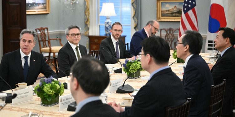 US Secretary of State Antony Blinken (L) meets with South Korean Foreign Minister Cho Tae-yul at the State Department / ©AFP