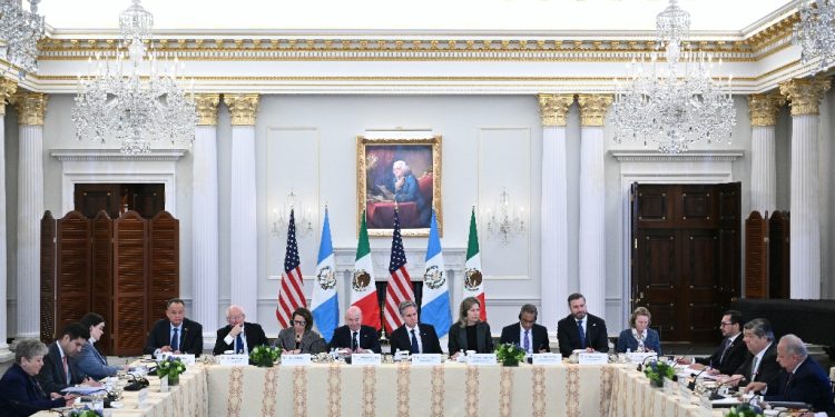 US Secretary of State Antony Blinken meets with Mexican Foreign Minister Alicia Barcena and Guatemalan Foreign Minister Carlos Martinez at the State Department / ©AFP