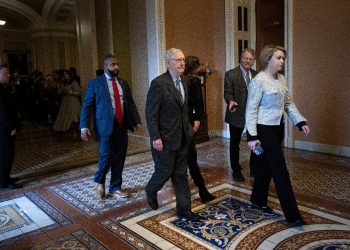 US Senate Minority Leader Senator Mitch McConnell, Republican of Kentucky, walks to his office from the Senate floor after announcing he is stepping down as the Republican leader at the US Capitol / ©AFP