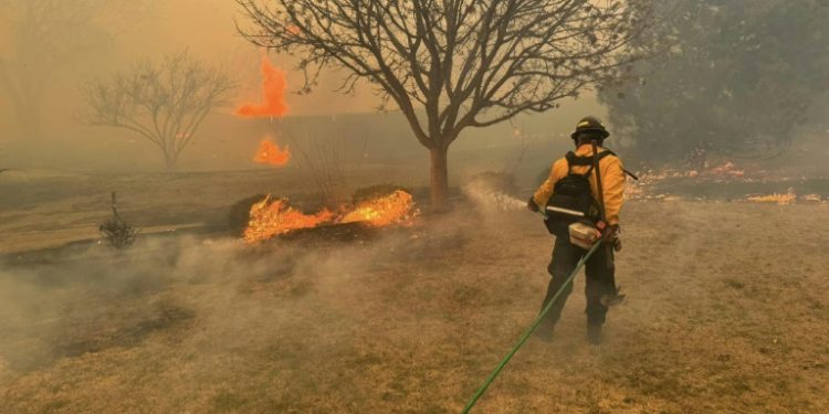 A firefighter battling the Smokehouse Creek Fire, near Amarillo, in the Texas Panhandle. ©AFP