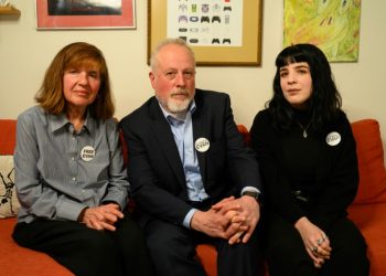 Ella, Danielle and Mikhail Gershkovich -- mother, sister and father to detained journalist Evan Gershkovich -- sit for a portrait in Danielle's apartment in Philadelphia, Pennsylvania. ©AFP