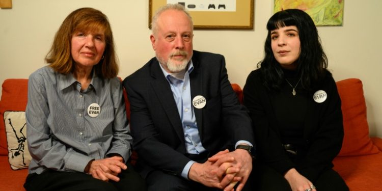 Ella, Danielle and Mikhail Gershkovich -- mother, sister and father to detained journalist Evan Gershkovich -- sit for a portrait in Danielle's apartment in Philadelphia, Pennsylvania. ©AFP