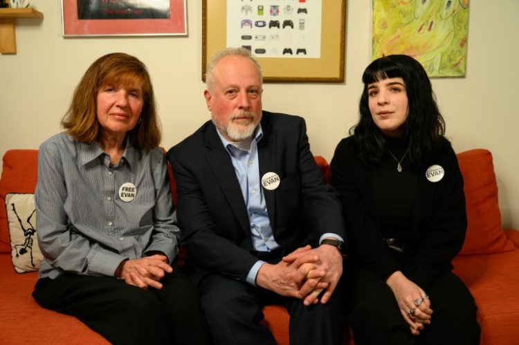 Ella, Danielle and Mikhail Gershkovich -- mother, sister and father to detained journalist Evan Gershkovich -- sit for a portrait in Danielle's apartment in Philadelphia, Pennsylvania. ©AFP