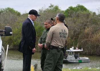 US President Joe Biden (L) speaks with US Border Patrol agents as he visits the US-Mexico border in Brownsville, Texas / ©AFP