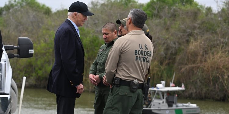 US President Joe Biden (L) speaks with US Border Patrol agents as he visits the US-Mexico border in Brownsville, Texas / ©AFP