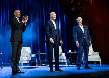 Former presidents Barack Obama (L) and Bill Clinton (R) cheer for President Joe Biden at a fundraising event in New York City on March 28, 2024. ©AFP