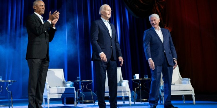 Former presidents Barack Obama (L) and Bill Clinton (R) cheer for President Joe Biden at a fundraising event in New York City on March 28, 2024. ©AFP