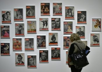 A woman looks at LIFE magazine copies as part of the show "Sorprendeme!", a retrospective of Philippe Halsman at CaixaForumin Madrid, November 30, 2016. ©AFP