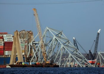 Cranes work to clear debris from the Francis Scott Key Bridge on March 29, 2024 in Baltimore, Maryland. ©AFP