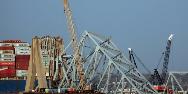 Cranes work to clear debris from the Francis Scott Key Bridge on March 29, 2024 in Baltimore, Maryland. ©AFP