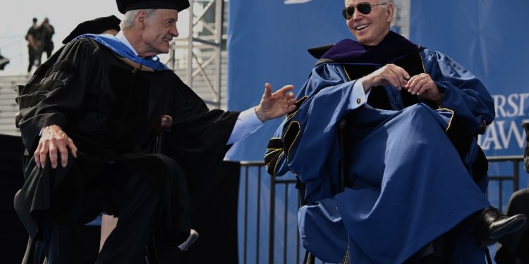 Senator Tom Carper (left), who is pushing for movement on a Palestinian state, speaks to President Joe Biden at a graduation ceremony at the University of Delaware on May 28, 2022 / ©AFP