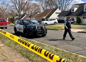 A police officer patrols a neighborhood in Levittown, Pennsylvania, just north of Philadelphia, following two shootings that left a total of three people dead . ©AFP