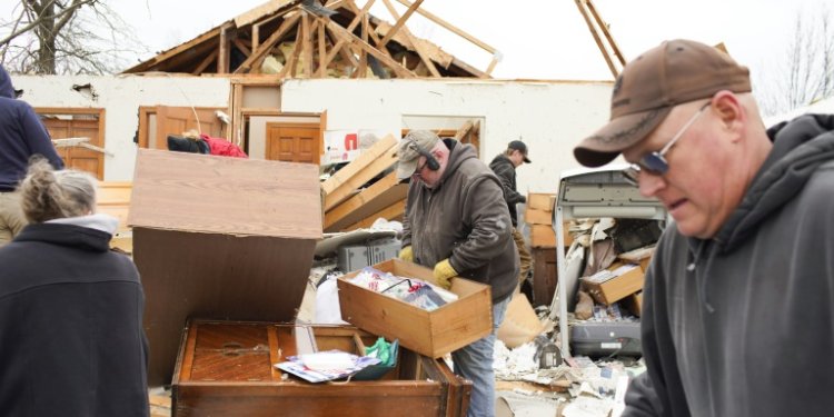 Residents sift through the debris as they clean up after a tornado struck Indian Lake, Ohio on March 15, 2024 . ©AFP