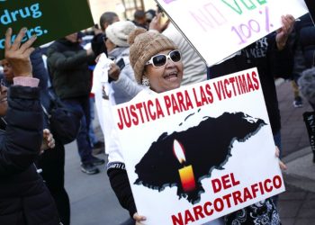 People react outside the Manhattan federal court after a jury found former Honduran president Juan Orlando Hernandez guilty of drug trafficking, on March 8, 2024. ©AFP