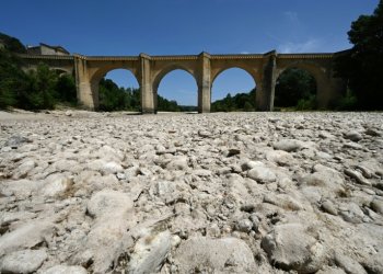 (FILES) A photograph shows the parched river bed of the Gardon near the Saint-Nicolas de Campagnac bridge in Saint-Anastasie, southern France, after a heat wave hit in June 2022. ©AFP