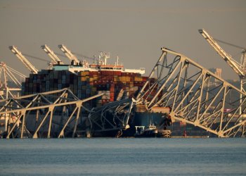 Cranes have been deployed to unblock the port of Baltimore. ©AFP