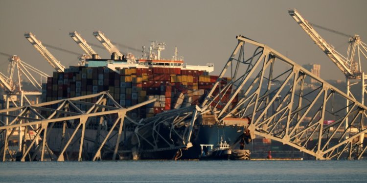 Cranes have been deployed to unblock the port of Baltimore. ©AFP