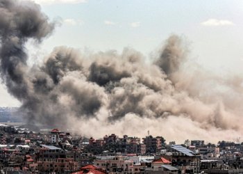 Smoke billows over Rafah in the south of Gaza after an Israeli bombardment during its war against Palestinian militant group Hamas. ©AFP