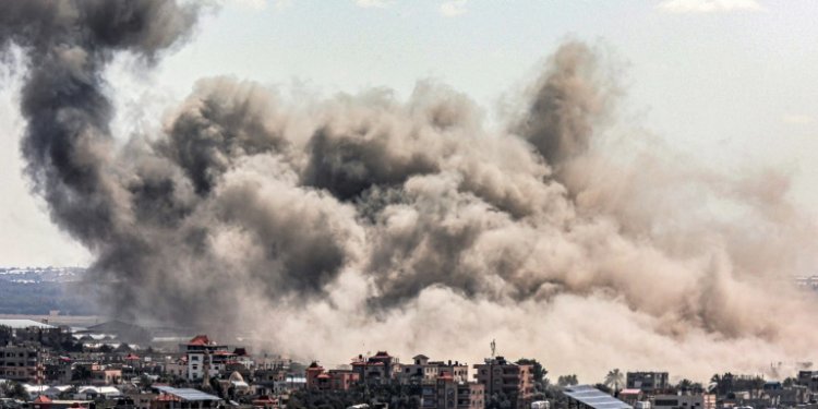 Smoke billows over Rafah in the south of Gaza after an Israeli bombardment during its war against Palestinian militant group Hamas. ©AFP