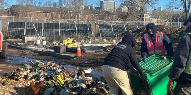 Volunteer groups and community organizations that were already active in composting have greeted the New York's new program rollout with skepticism. ©AFP