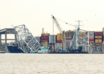 The container ship Dali is seen pinned under fallen wreckage of the Francis Scott Key Bridge in Baltimore, Maryland on March 30, 2024 . ©AFP