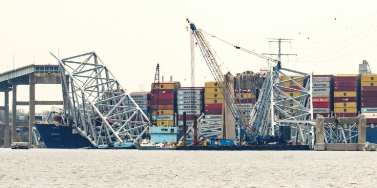 The container ship Dali is seen pinned under fallen wreckage of the Francis Scott Key Bridge in Baltimore, Maryland on March 30, 2024 . ©AFP