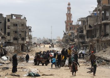 Palestinians leave the southern Gaza City of Khan Yunis, which saw heavy fighting, after returning briefly to check on what remains of their homes  / ©AFP