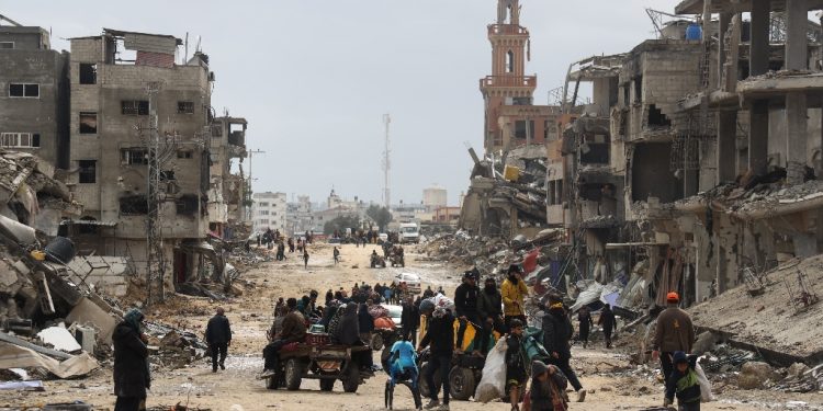 Palestinians leave the southern Gaza City of Khan Yunis, which saw heavy fighting, after returning briefly to check on what remains of their homes  / ©AFP