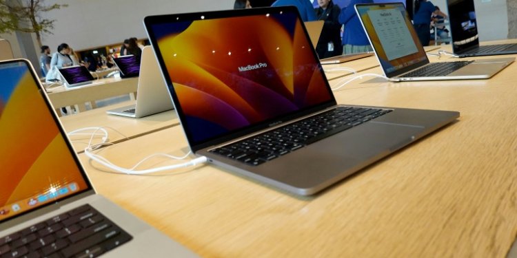 Apple computers on display at an Apple store in Miami, Florida on April 11, 2023 . ©AFP