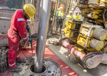 A worker operates a drill at a geothermal plant construction site in south Germany. ©AFP