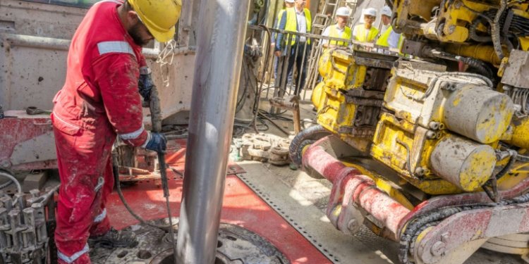 A worker operates a drill at a geothermal plant construction site in south Germany. ©AFP