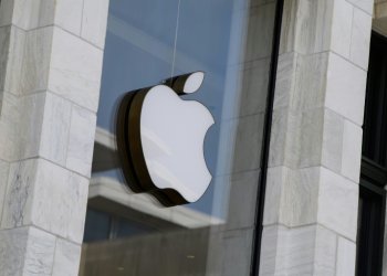 According to the lawsuit, rules and decisions have been designed to force Apple users into staying in the Apple ecosystem and buying the company’s iconic yet expensive hardware, the iPhone. ©AFP