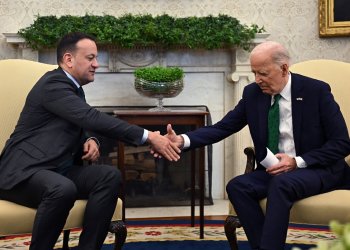 US President Joe Biden shakes hands with Irish Taoiseach Leo Varadkar during a meeting in the Oval Office  / ©AFP