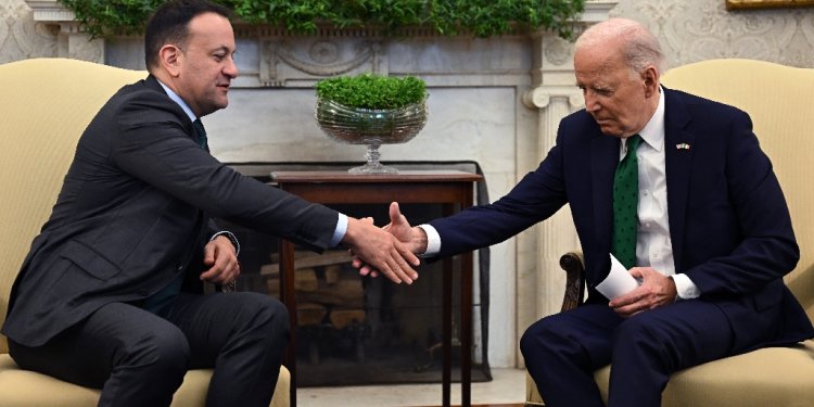 US President Joe Biden shakes hands with Irish Taoiseach Leo Varadkar during a meeting in the Oval Office  / ©AFP