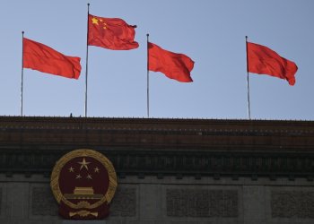 Chinese flags flutter atop the Great Hall of the People in Beijing on March 3, 2024, ahead of the country's annual legislative meetings known as the Two Sessions. / ©AFP