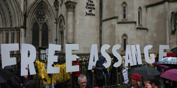 Supporters of Assange and WikiLeaks demonstrated outside the High Court in London in February. ©AFP