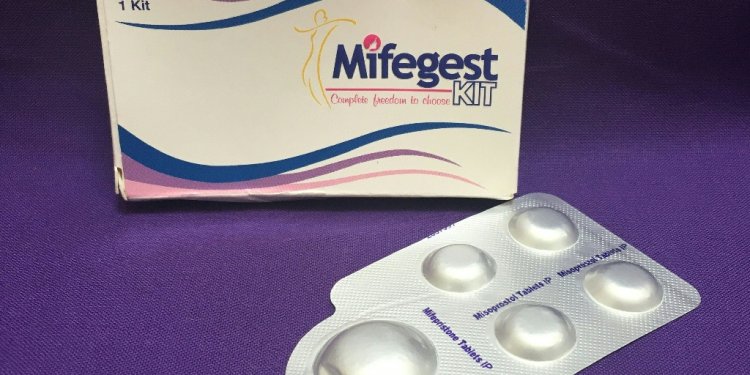 A combination pack of mifepristone (L) and misoprostol tablets, two medicines used together, also called the abortion pill / ©AFP