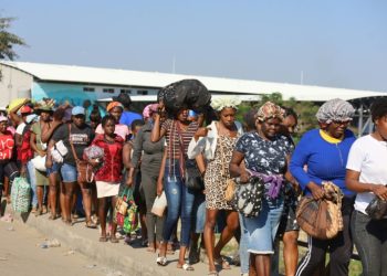 Haitians cross the border into the Dominican Republic on March 8, 2024 to take part in the binational market there. ©AFP