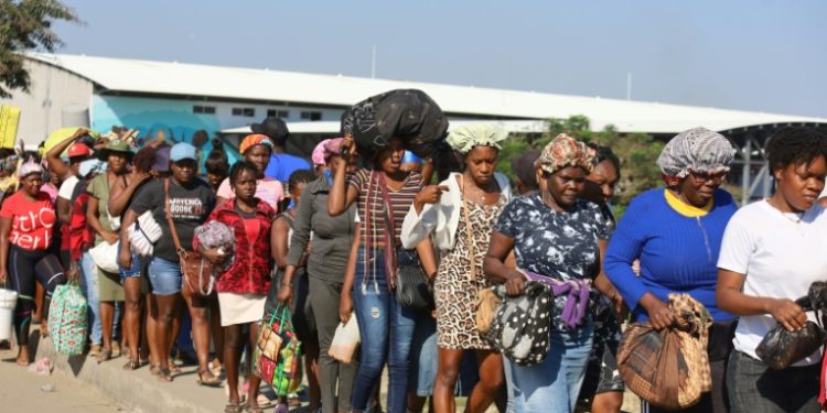 Haitians cross the border into the Dominican Republic on March 8, 2024 to take part in the binational market there. ©AFP