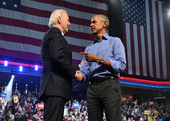 Former US President Barack Obama and US President Joe Biden participate in a rally in support of Democratic US Senate candidate John Fetterman in Philadelphia, Pennsylvania, on November 5, 2022. / ©AFP