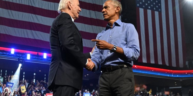 Former US President Barack Obama and US President Joe Biden participate in a rally in support of Democratic US Senate candidate John Fetterman in Philadelphia, Pennsylvania, on November 5, 2022. / ©AFP