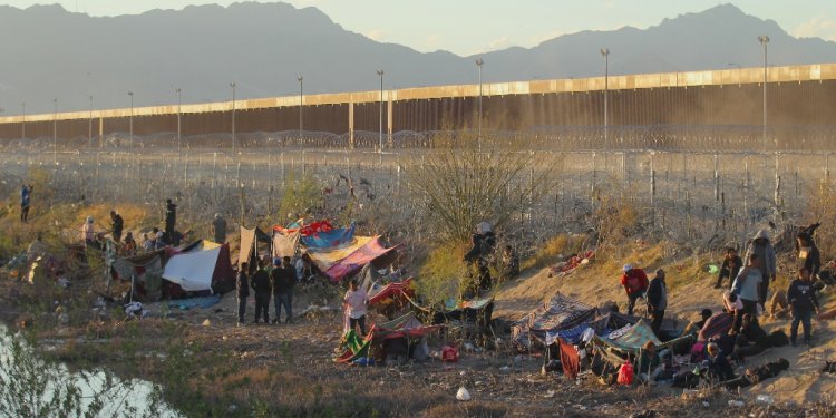 Migrants seeking asylum in the United States wait on the Mexican side of the border in Ciudad Juarez, after the US Supreme Court lifted its hold on a Texas law that allows state police to arrest and deport migrants / ©AFP