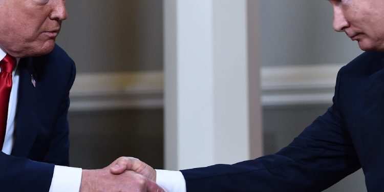 US President Donald Trump and Russian President Vladimir Putin shake hands in Helsinki, on July 16, 2018 / ©AFP