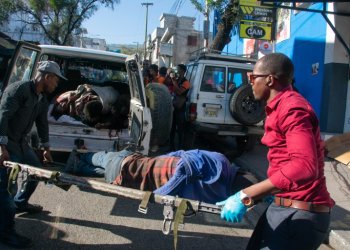 Paramedics carry the body of a person killed by gang members in Petionville, Port-au-Prince, Haiti. ©AFP