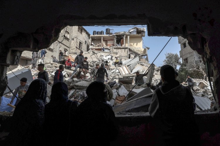 Palestinians check the rubble of buildings that were destroyed following overnight Israeli bombardment in Rafah, in the southern Gaza Strip / ©AFP