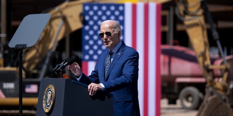 US President Joe Biden speaks at the Intel Ocotillo Campus in Chandler, Arizona / ©AFP