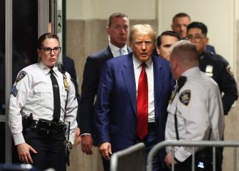 Former US president Donald Trump arrives for a hearing to set a date for his trial for allegedly covering up hush money payments to  a porn star / ©AFP