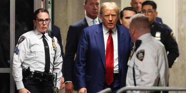 Former US president Donald Trump arrives for a hearing to set a date for his trial for allegedly covering up hush money payments to  a porn star / ©AFP