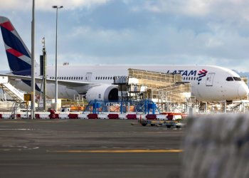 The LATAM Airlines Boeing 787 Dreamliner plane that suddenly lost altitude mid-flight, dropping violently and injuring dozens of travellers, is seen on the tarmac of the Auckland International Airport on March 12, 2024. ©AFP